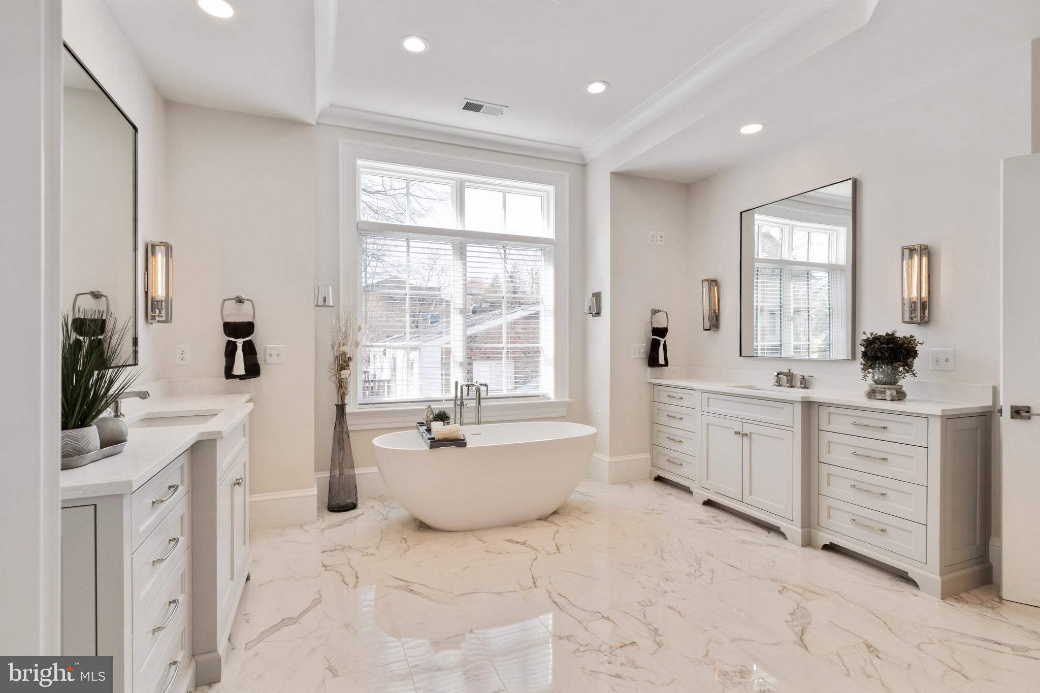 LANGLEY MANOR - Residential