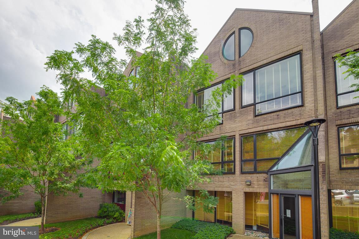 CURRAN SQUARE - Commercial Sale