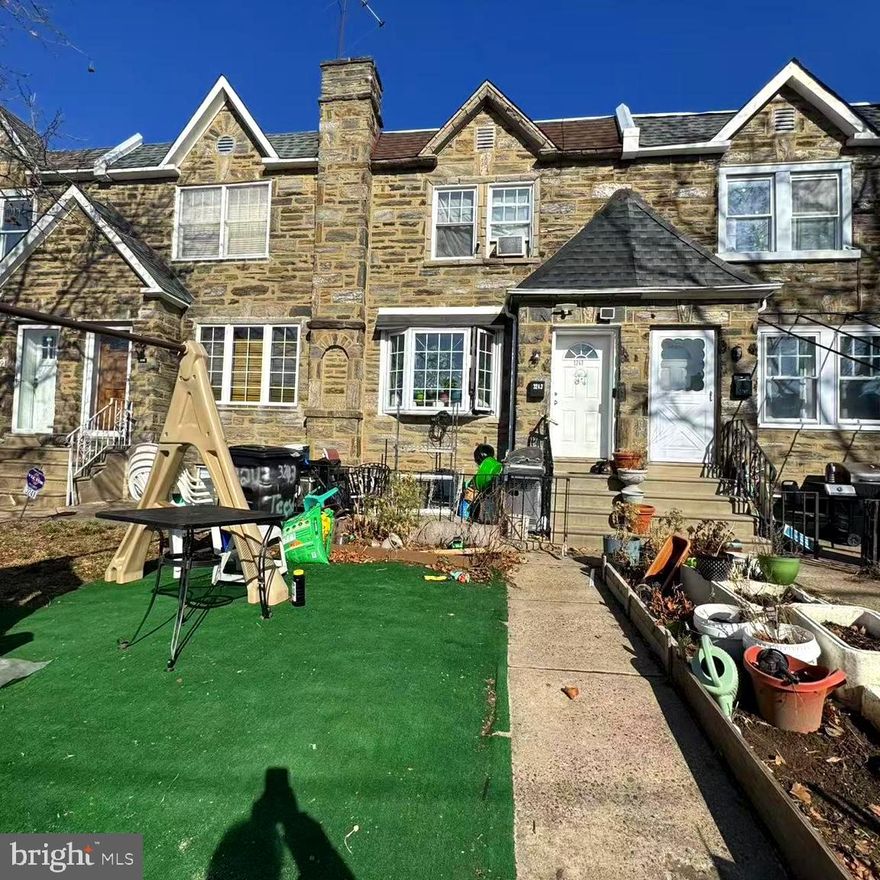 This spacious townhouse offers 1,470 sq. ft. of comfortable living space, featuring 3 bedrooms, 2 full bathrooms, and a finished basement. The home is currently occupied by a long-term tenant who has maintained it well and kept it exceptionally clean and the tenant wishes to stay.
Inside, you’ll find hardwood flooring throughout, adding a touch of elegance. The open-concept kitchen creates a bright, airy atmosphere, perfect for gatherings and everyday living. The extra-long driveway in the backyard provides ample parking space for at least 2 cars, offering great convenience.
Whether you’re looking for a home to live in or a great investment opportunity, this is an excellent choice! Schedule a showing today!