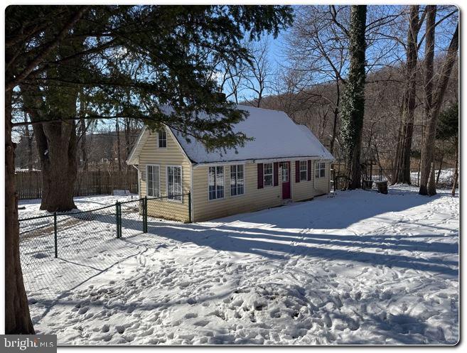 nvestor special! This bank-owned foreclosure at 4209 Vera Cruz Rd, Coopersburg offers incredible potential. Nestled on a spacious lot, this 1-bedroom, 1-bath home is ready for renovation. Featuring a floor plan, a fireplace, and a large backyard, this property is perfect for buyers looking to restore and add value. Conveniently located near parks, shopping, and major routes. Sold as-is—bring your vision and make it yours!
close to major highways, long driveway