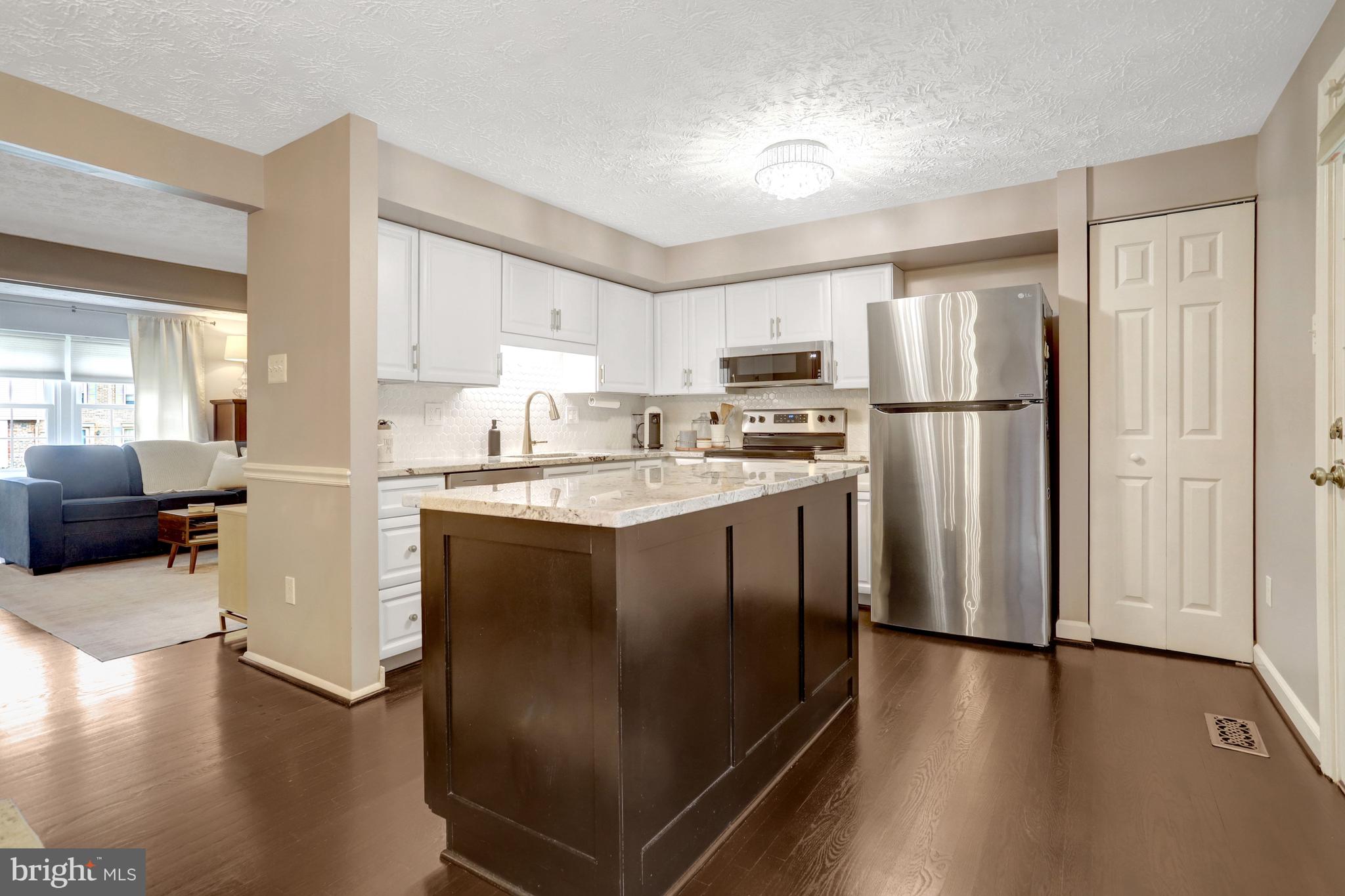 7418 GOLDEN HORSESHOE
