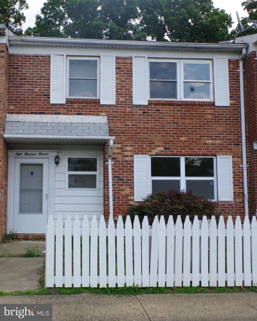 Move in ready town home with fresh paint, new carpet and vinyl flooring.  Fenced rear yard for privacy.   Close to I-95 and shopping.