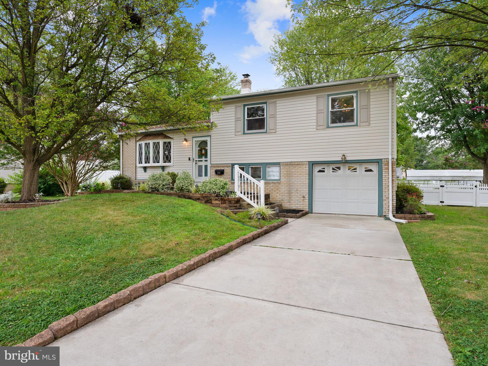 205 W CRESTWOOD AVENUE
