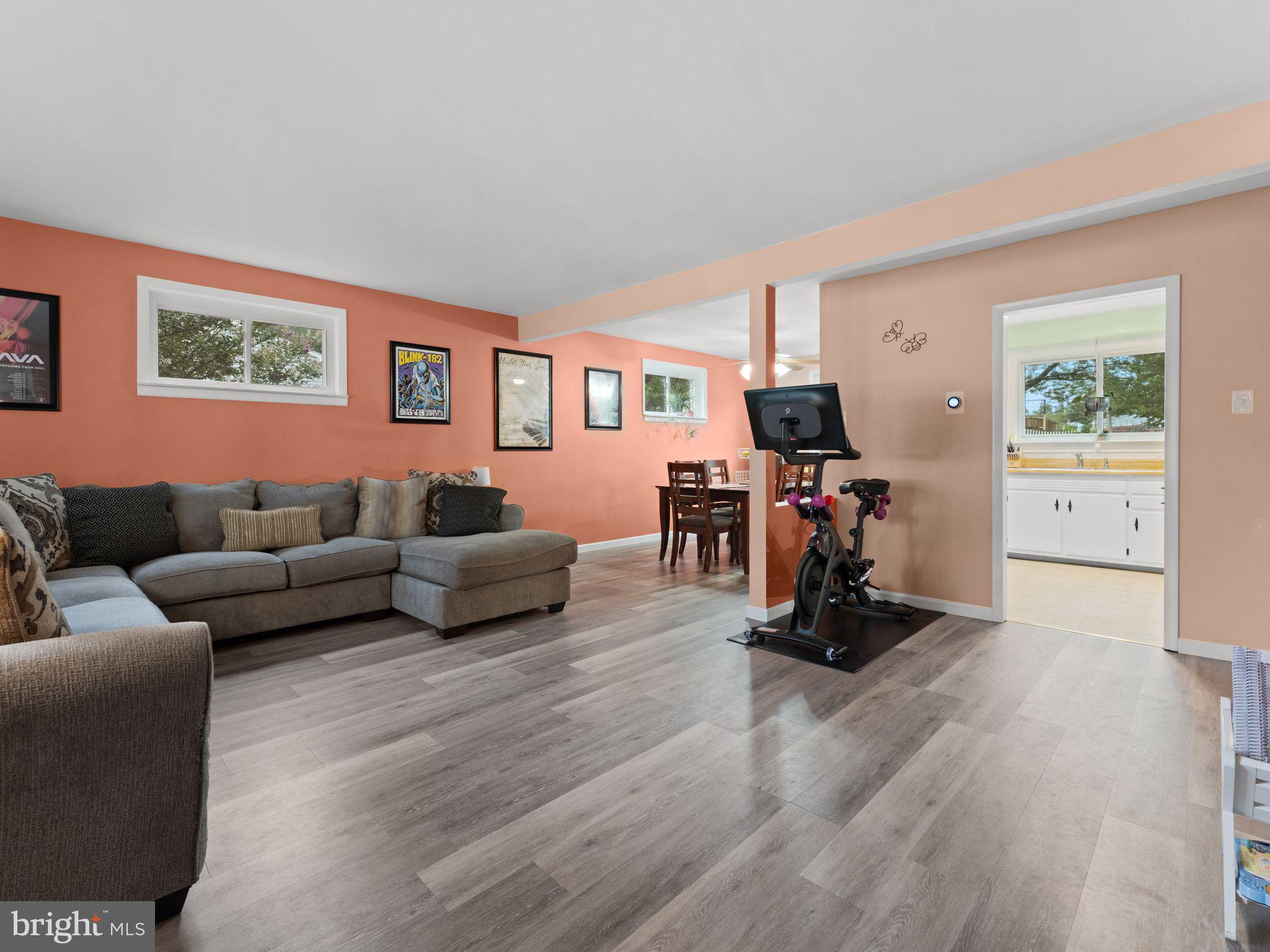 205 W CRESTWOOD AVENUE