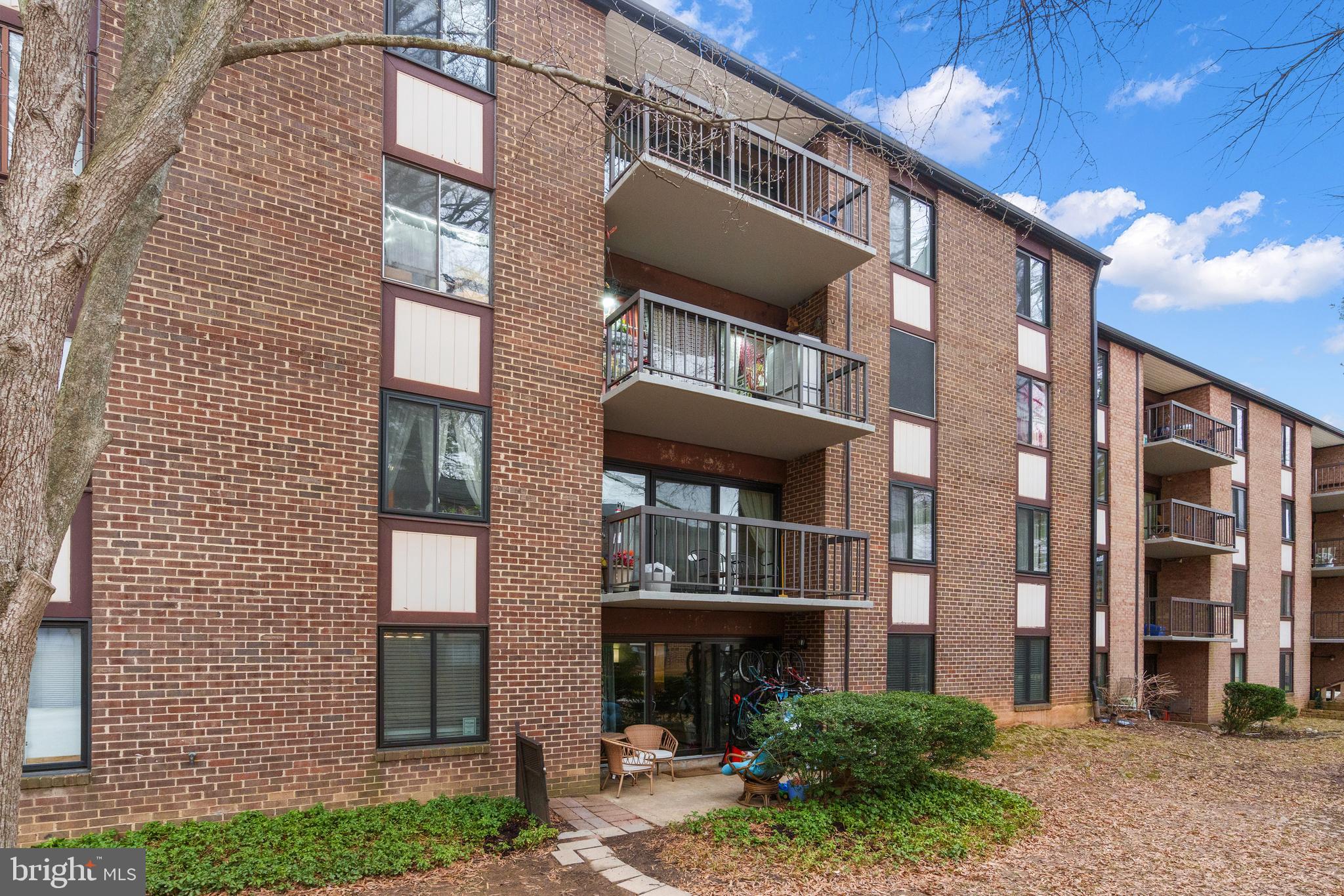 Welcome to 9708 Kingsbridge Dr #002! This 2-bedroom, 1.5-bathroom condo is perfectly situated in Fairfax close to Oakton, I-66, and the Vienna metro. The community is pet friendly and being on the ground level provides instant access to take your furry friends outside. You’re also right next to the community pool and outdoor picnic areas!
The property has updated LVP flooring throughout. A comfortable living room and dedicated dining area. There is a large kitchen with recessed lights, stainless steel appliances, granite countertops, updated cabinets, and a ceramic backsplash. Both bedrooms are extremely spacious and have recessed overhead lighting. The primary bedroom has a large walk-in closet and en-suite bath. There is also a dedicated laundry space with a full-sized washer/dryer. This is a great home and community for the value, don't miss out!