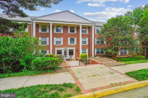 7621 Tremayne Place Unit 303, McLean, VA MLS: VAFX2240916
