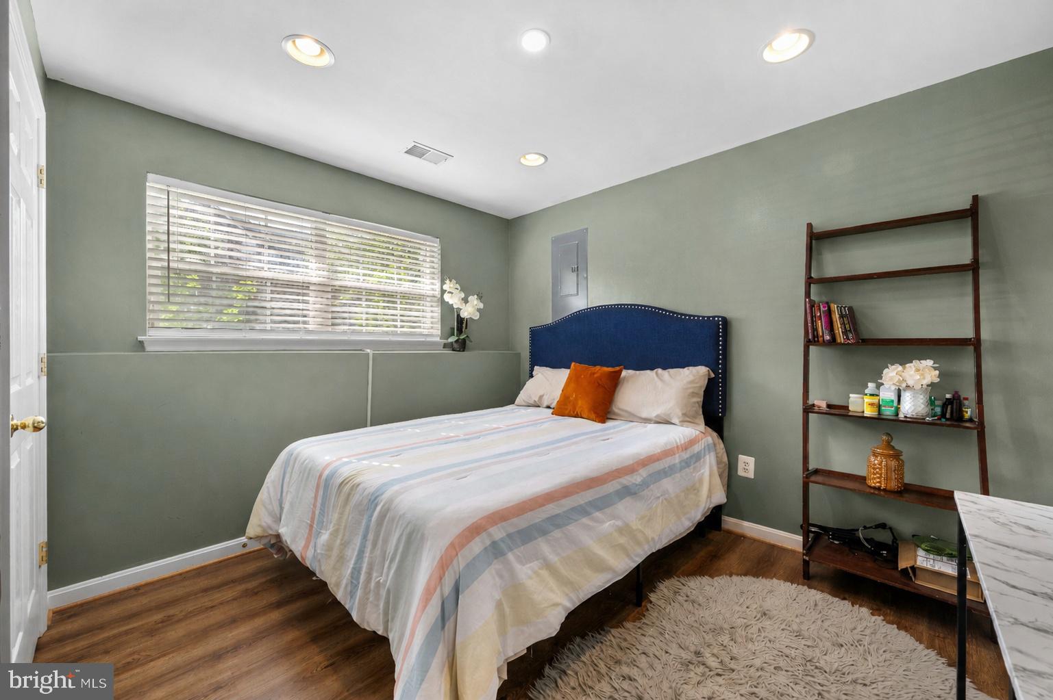 SEVEN OAKS - Residential
