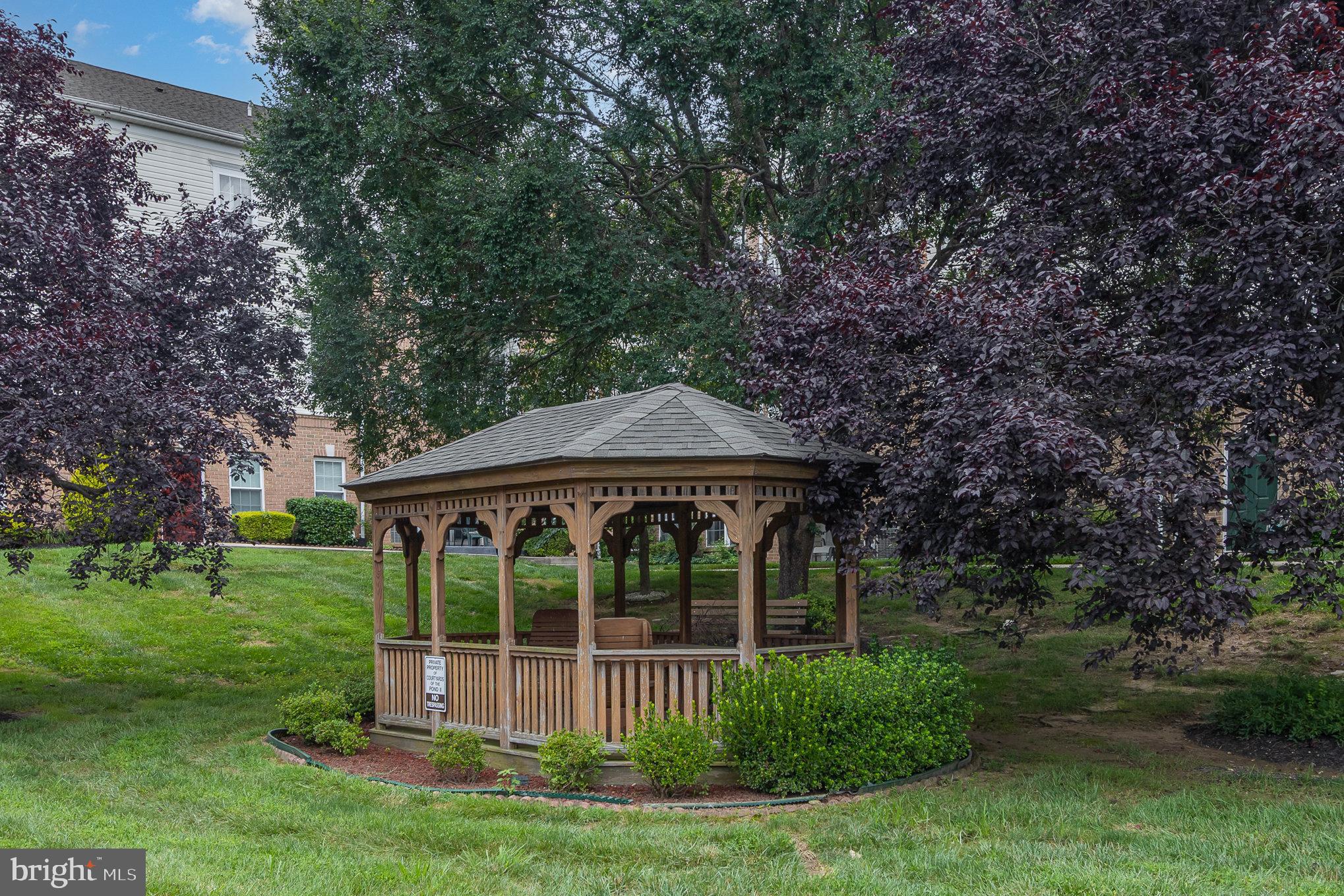 THE COURTYARDS AT POND - Residential