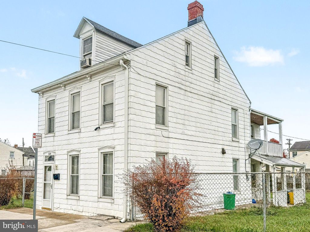 Photo of 329 Wheatfield Street, YORK, PA 17403 (MLS # PAYK2094332)