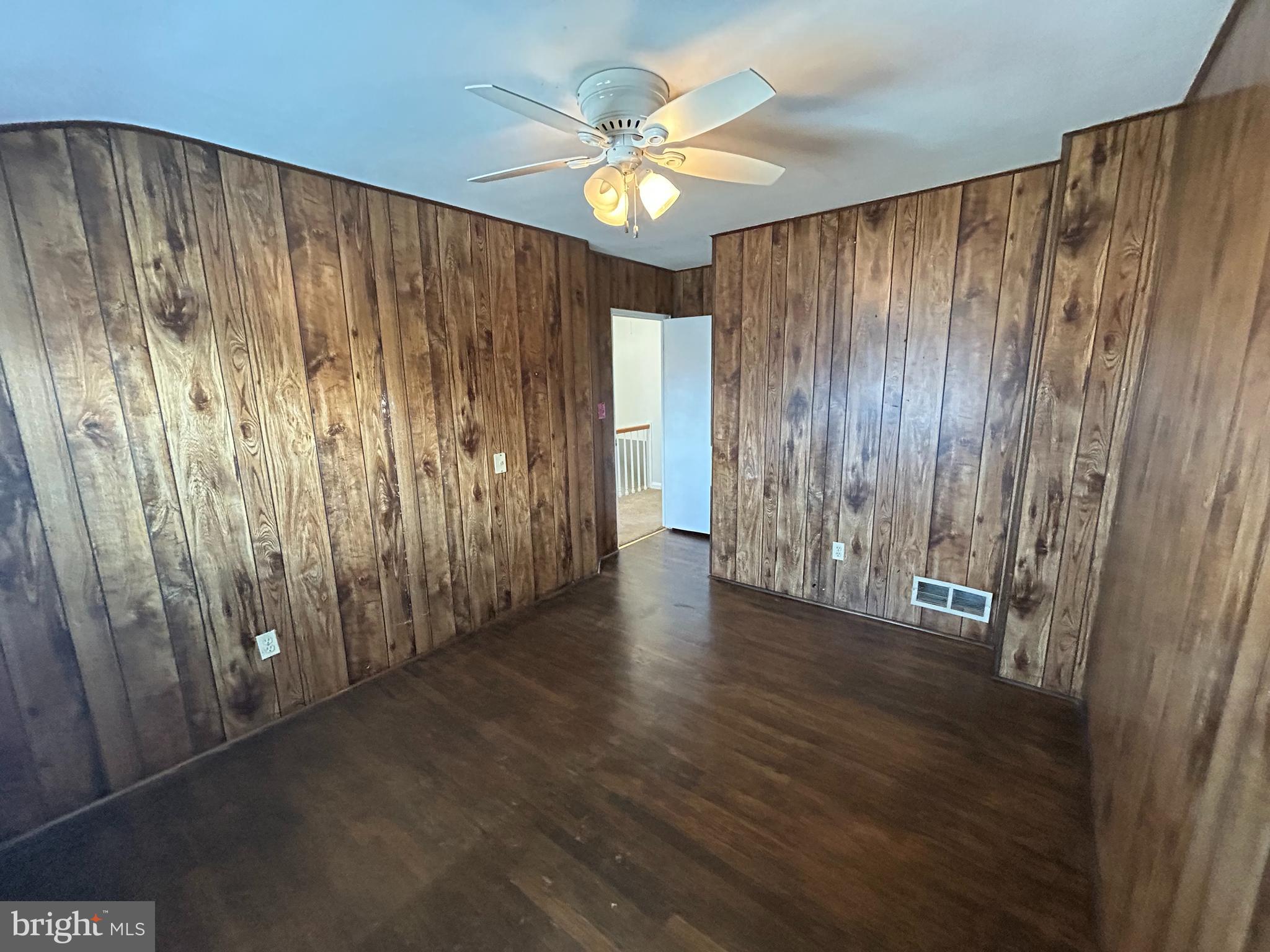 CHARLESMONT - Residential Lease