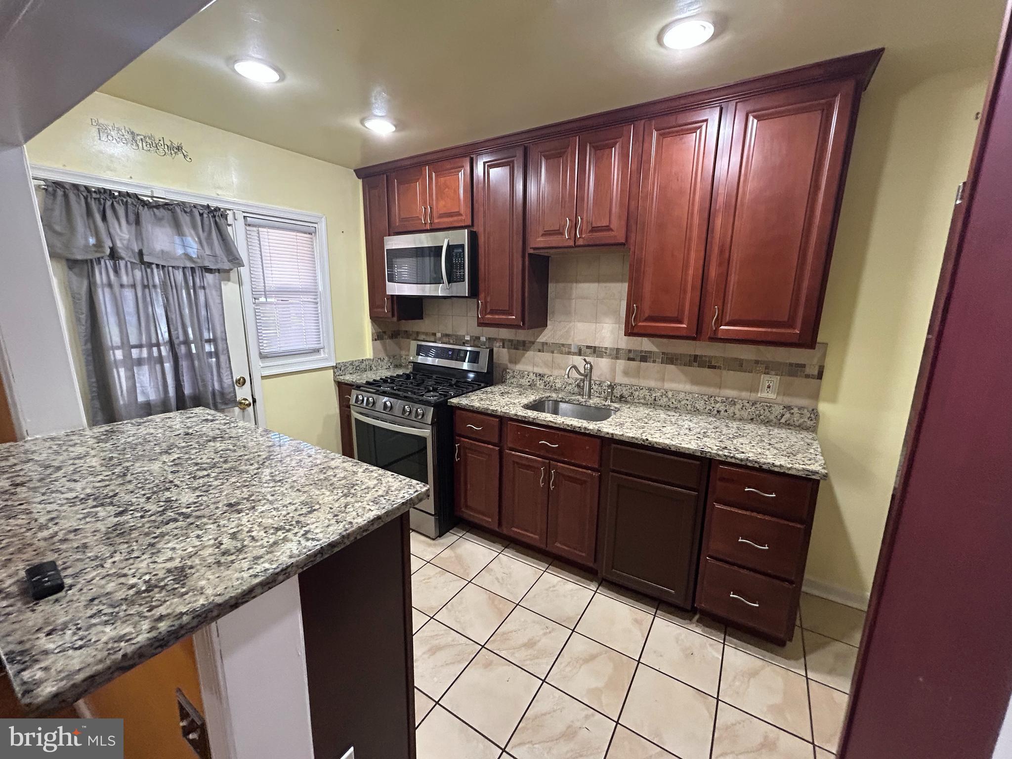 CHARLESMONT - Residential Lease