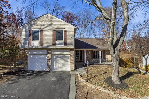 7594 Woodstown Drive, Springfield, VA MLS: VAFX2279936