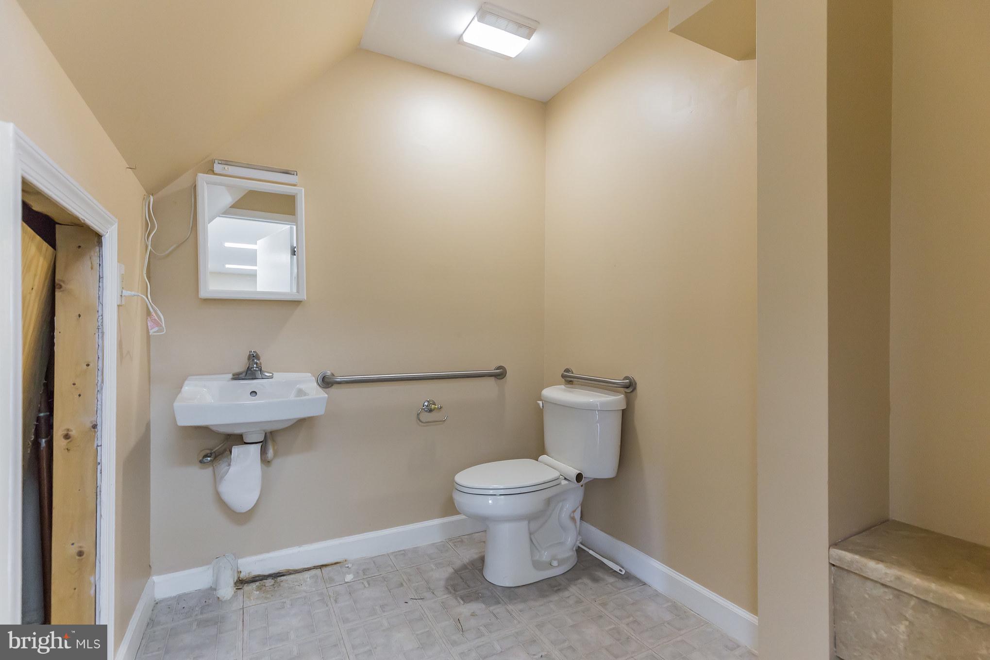 BRISCOE - Commercial Lease