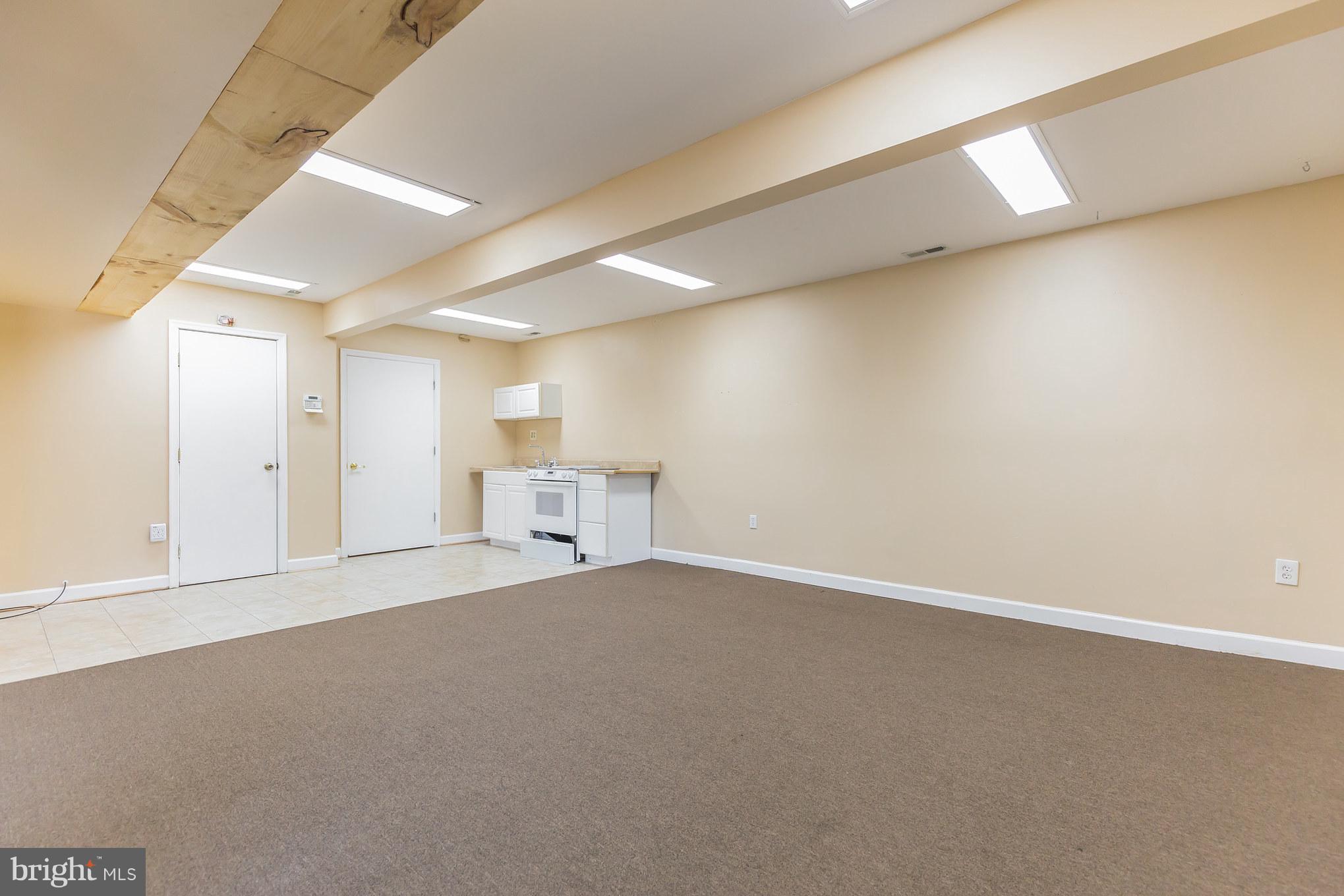 BRISCOE - Commercial Lease