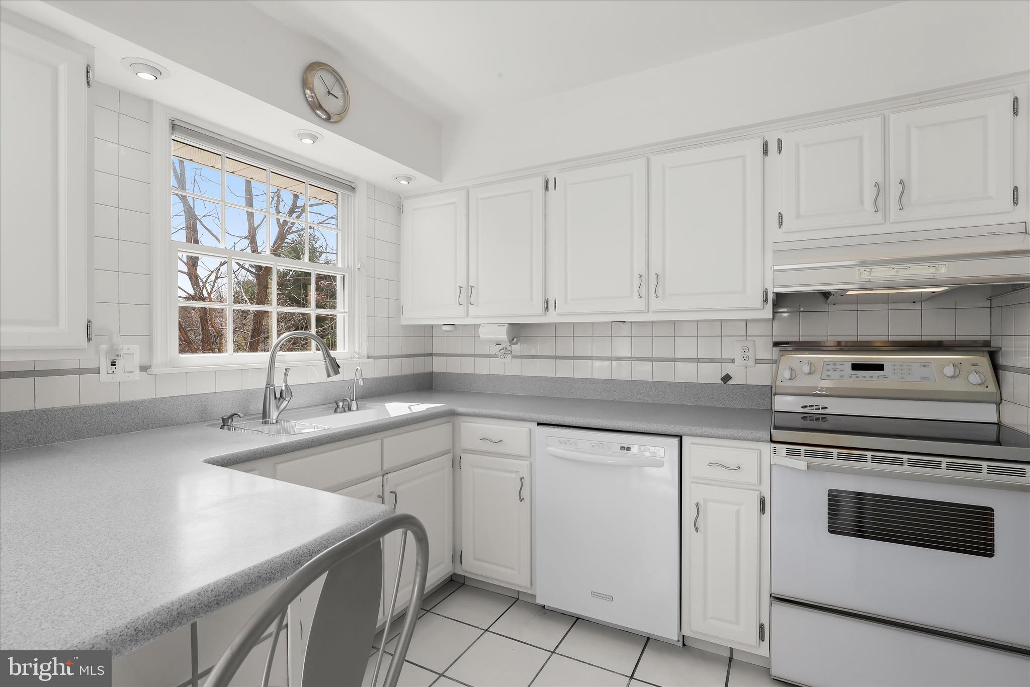 HAWTHORNE SQUARE - Residential