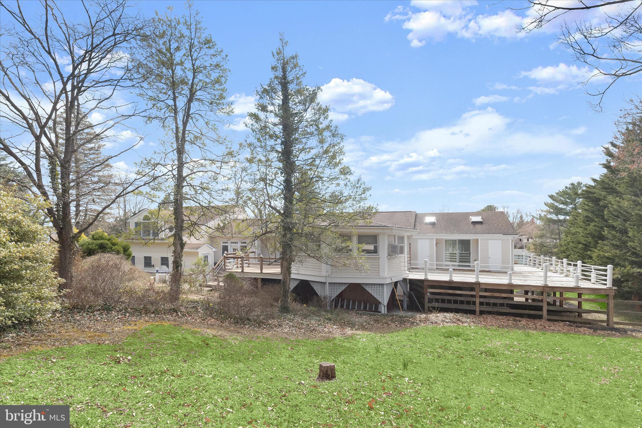 HAWTHORNE SQUARE - Residential