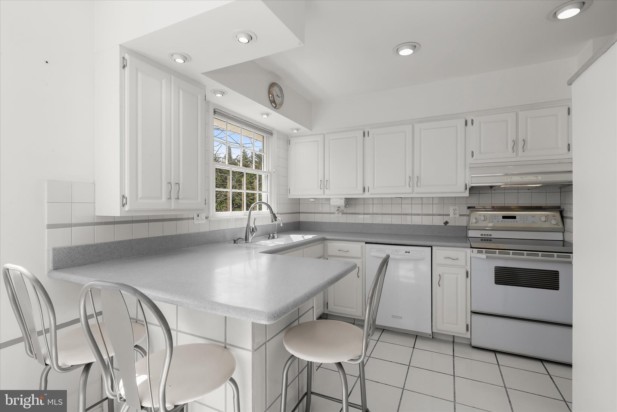 HAWTHORNE SQUARE - Residential