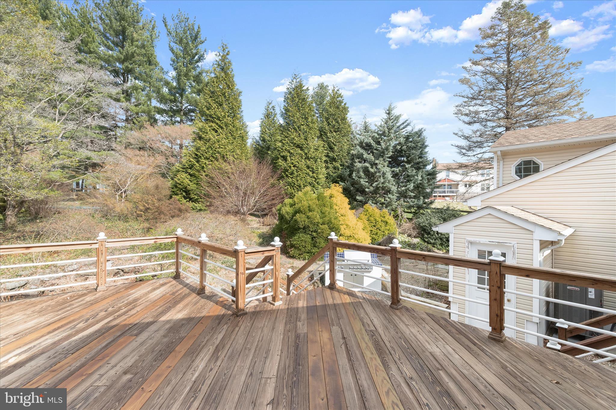 HAWTHORNE SQUARE - Residential