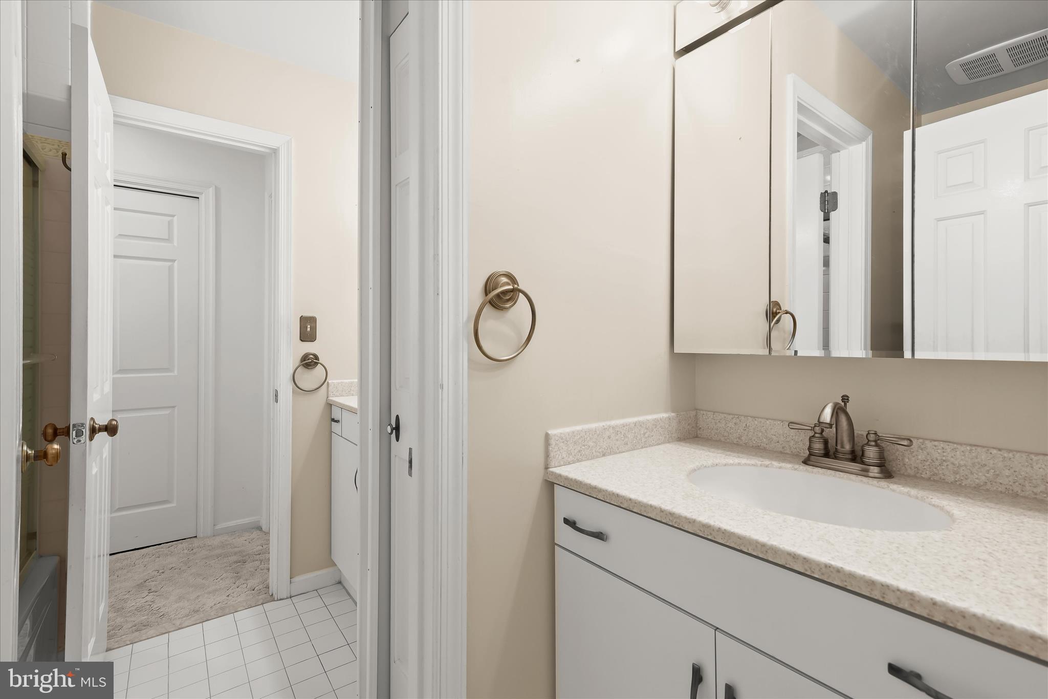 HAWTHORNE SQUARE - Residential