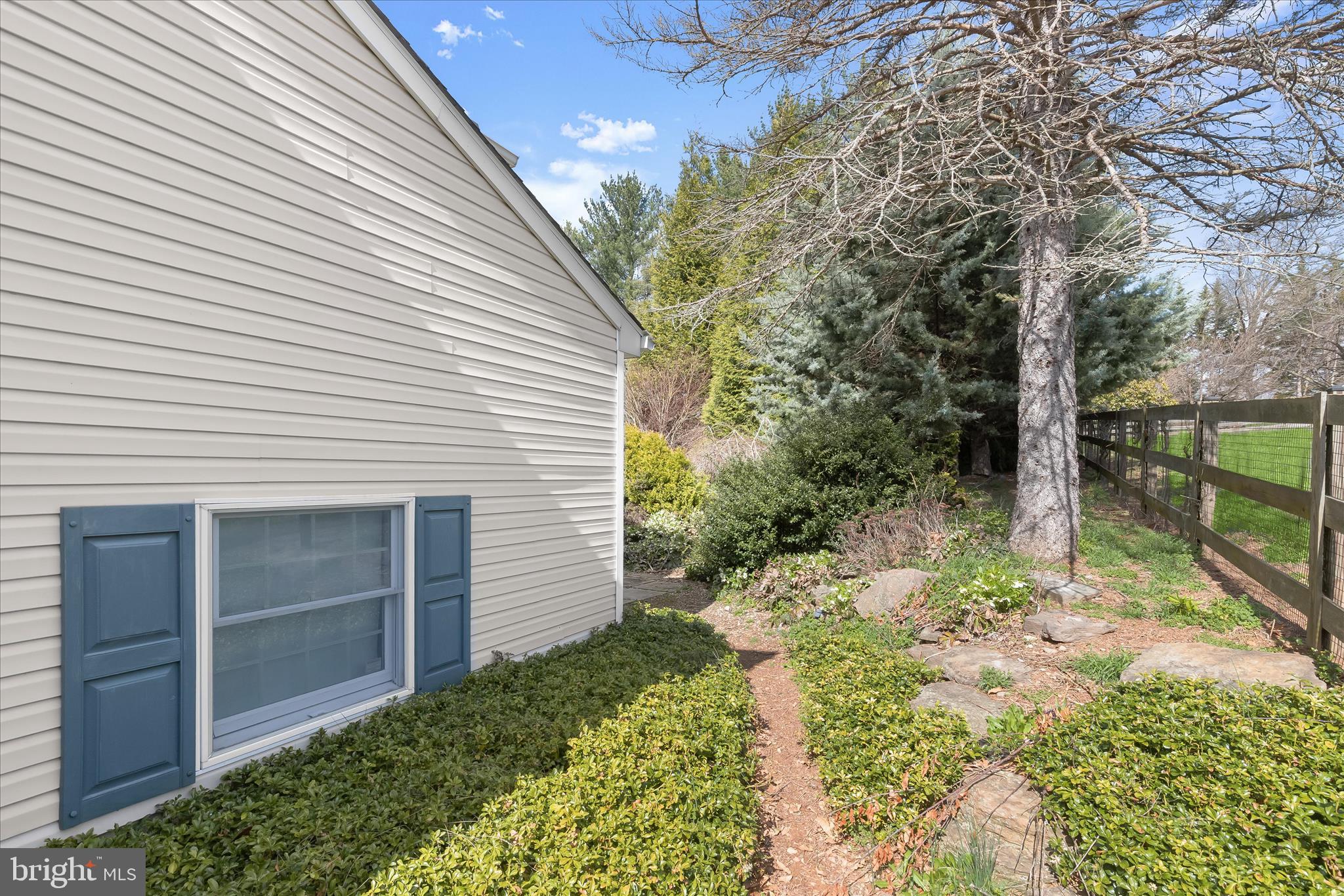 HAWTHORNE SQUARE - Residential