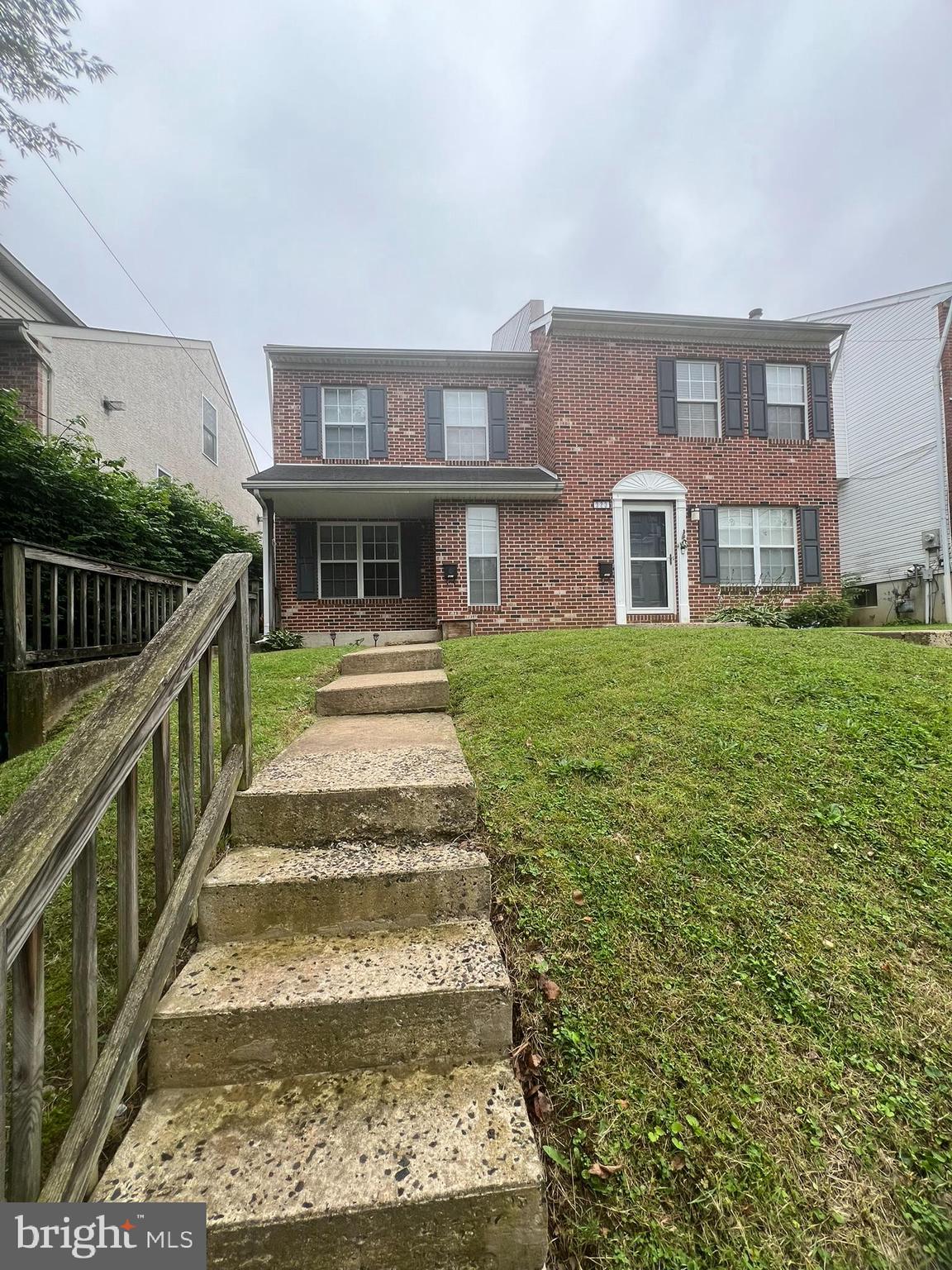 🏡 Welcome to 321 W 3rd Ave – A Stylish Renovation in the Heart of Conshohocken!
💰 Rent: $2,415/month
🔌 Utilities: Tenant responsible for electric, gas, water, sewer, and trash
📍 Located in the highly sought-after Colonial School District, this move-in ready townhome offers the perfect blend of comfort, space, and convenience.
✨ Interior Highlights
🌞 Bright and open main level with seamless flow between living, dining, and kitchen
🍳 Updated kitchen featuring:
Stainless steel appliances
Ample cabinet & counter space
Layout perfect for cooking & entertaining!
🛏️ Three generously sized bedrooms, including one on the main floor – ideal for guests or a home office
🛁 One full bathroom & one-half bathroom
🧺 Washer & dryer tucked away in the basement
🛋️ Open-concept layout – ideal for modern living & entertaining
🧰 Bonus Space & Storage
🔻 Full basement with:
Plenty of storage
Large bonus room – use as a gym, office, or rec room 🎮🏋️♂️💼
🌳 Outdoor Features
🐾 Nice-sized backyard – perfect for pets, gardening, or weekend gatherings
🌿 Room to relax or entertain outdoors
🚶♀️ Prime Location
Just a few blocks from Fayette Street
Walkable to 🍽️ restaurants, ☕ coffee shops, 🛍️ shopping, & nightlife
🚆 Close to SEPTA regional rail – quick access to Center City
🛣️ Convenient to I-76, I-476, and major routes
📌 Key Details
Type: Townhome
Bedrooms: 3
Bathrooms: 1.5
Pets: 🐶🐱 With Owner Approval
Parking: Street parking
Cooking: Gas
Heating: Forced air (gas or electric – awaiting confirmation)
Water Heating: Electric
Air Conditioning: Central air ❄️
Landscaping & Snow Removal: Tenant responsibility
📞 Don’t miss the chance to call this stylish Conshy home yours! Reach out today to schedule a tour or get more details.