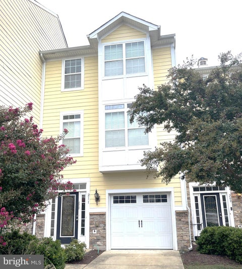 Townhouse For Rent - 211 Monroe Point Drive<br/> COLONIAL BEACH, VA 22443