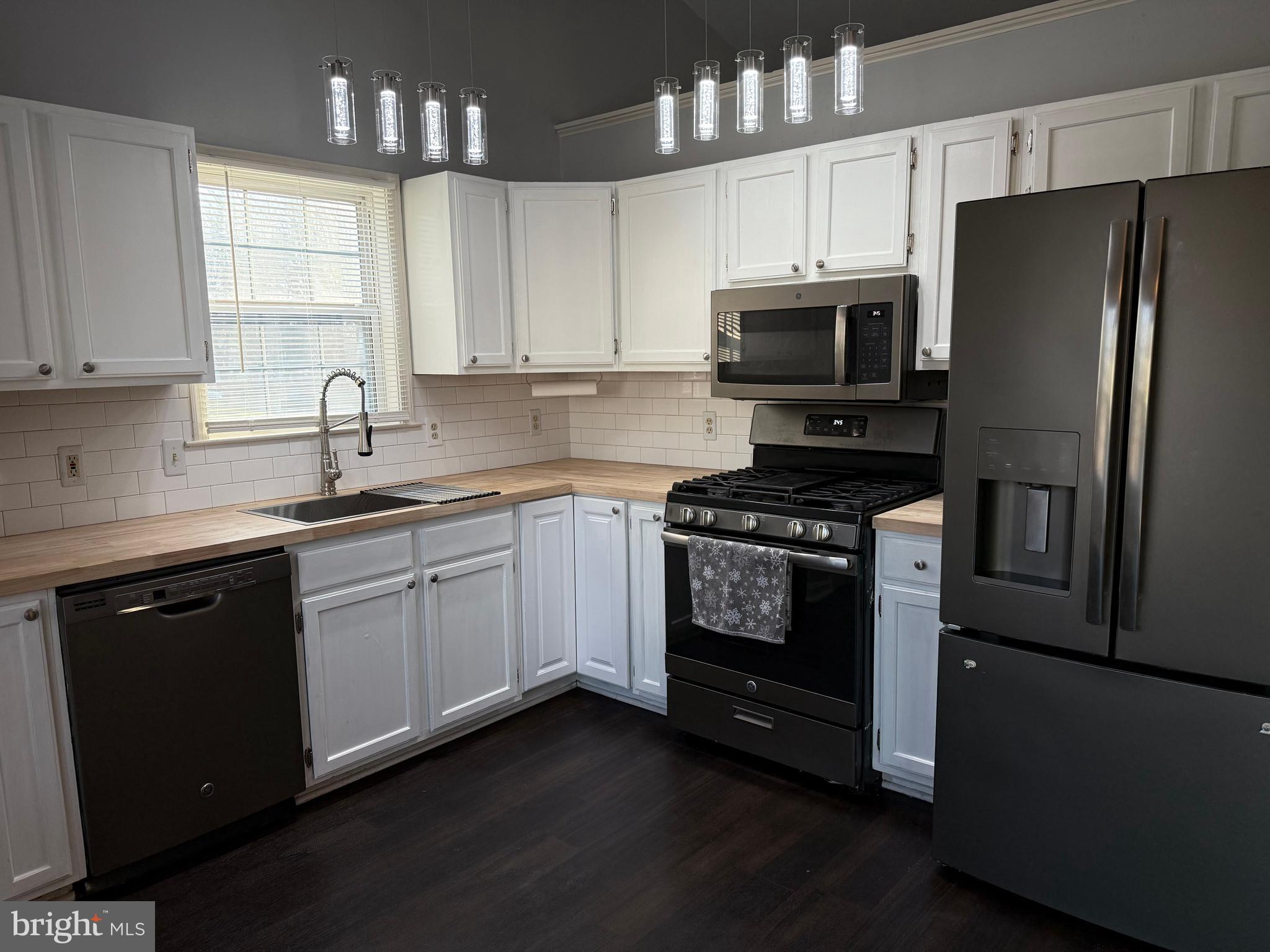 SURRY WOODS - Residential Lease