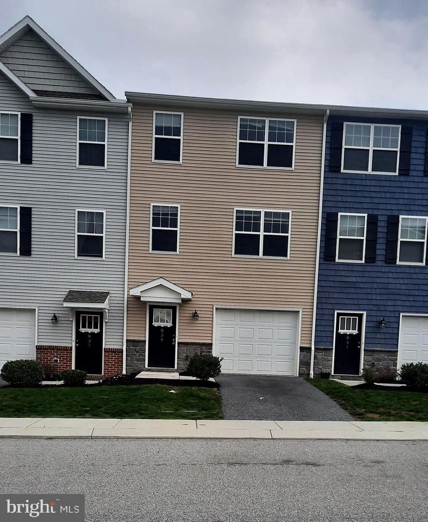 Beautiful townhome available in the very popular Admirals Quay development. This home offers 2000 sq. ft of living space, granite countertops, and a finished first floor bonus room.