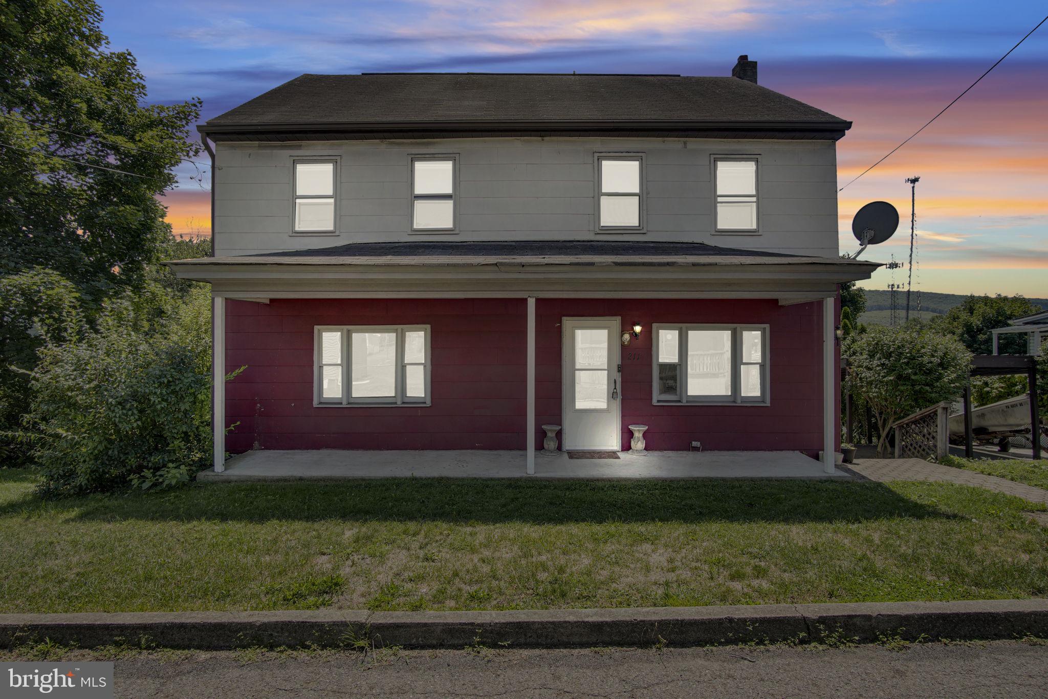 211 OAK STREET