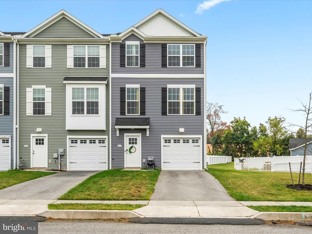 Photo of 208 Overlook Drive, HANOVER, PA 17331 (MLS # PAYK2088016)