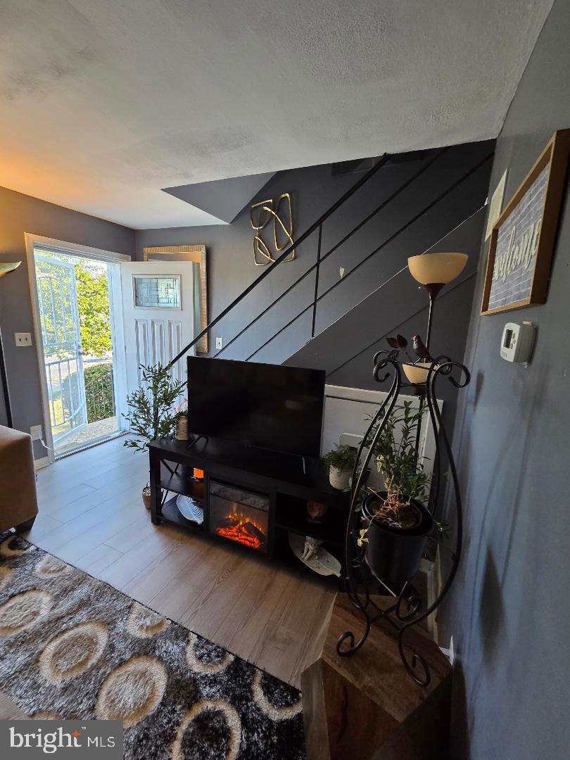 IVERSON SQUARE - Residential