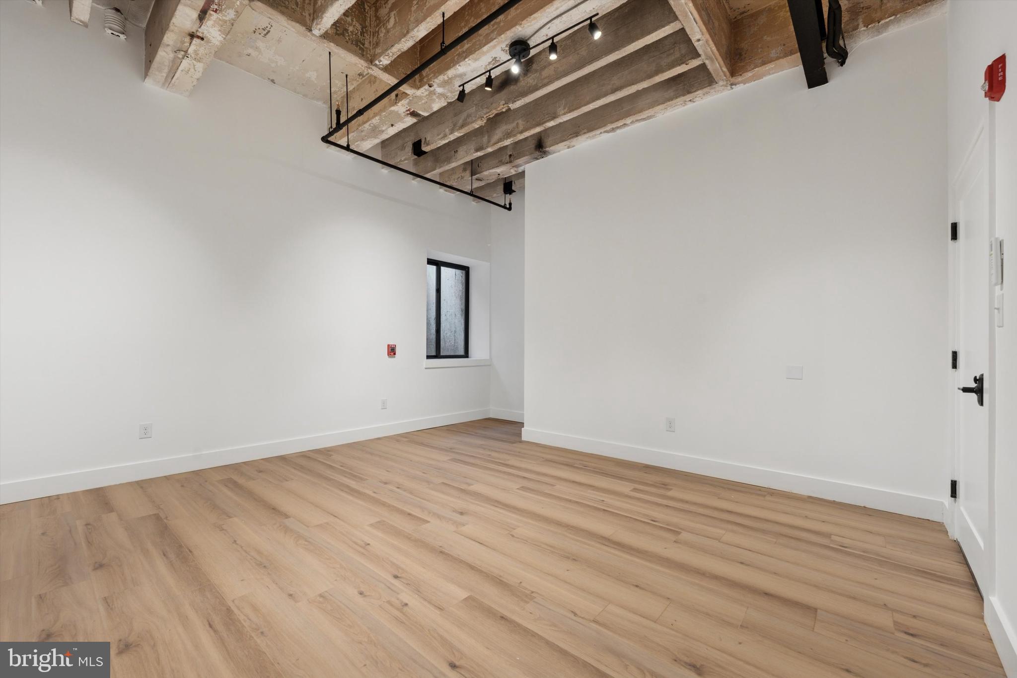 QUEEN VILLAGE - Commercial Lease