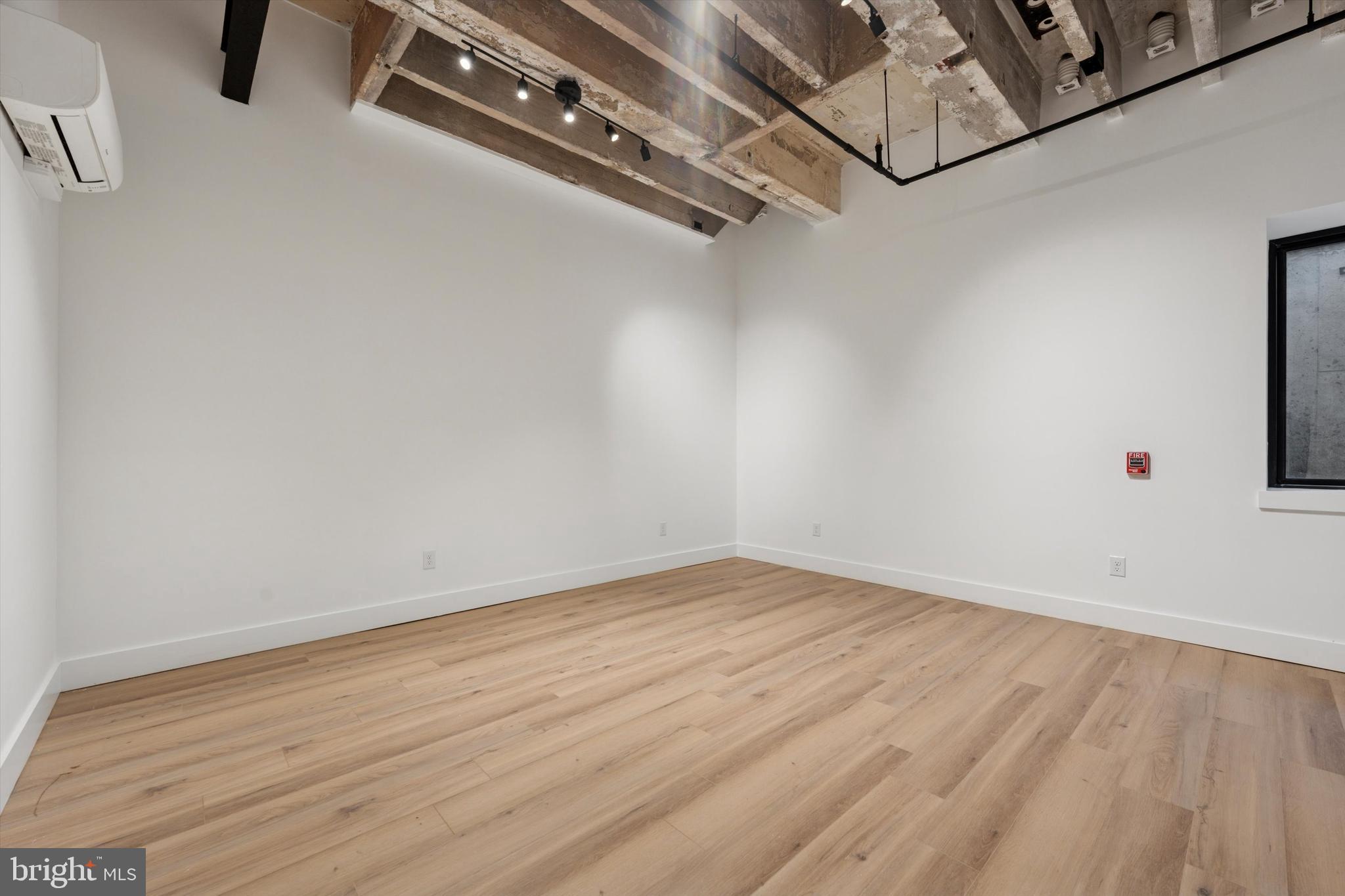 QUEEN VILLAGE - Commercial Lease