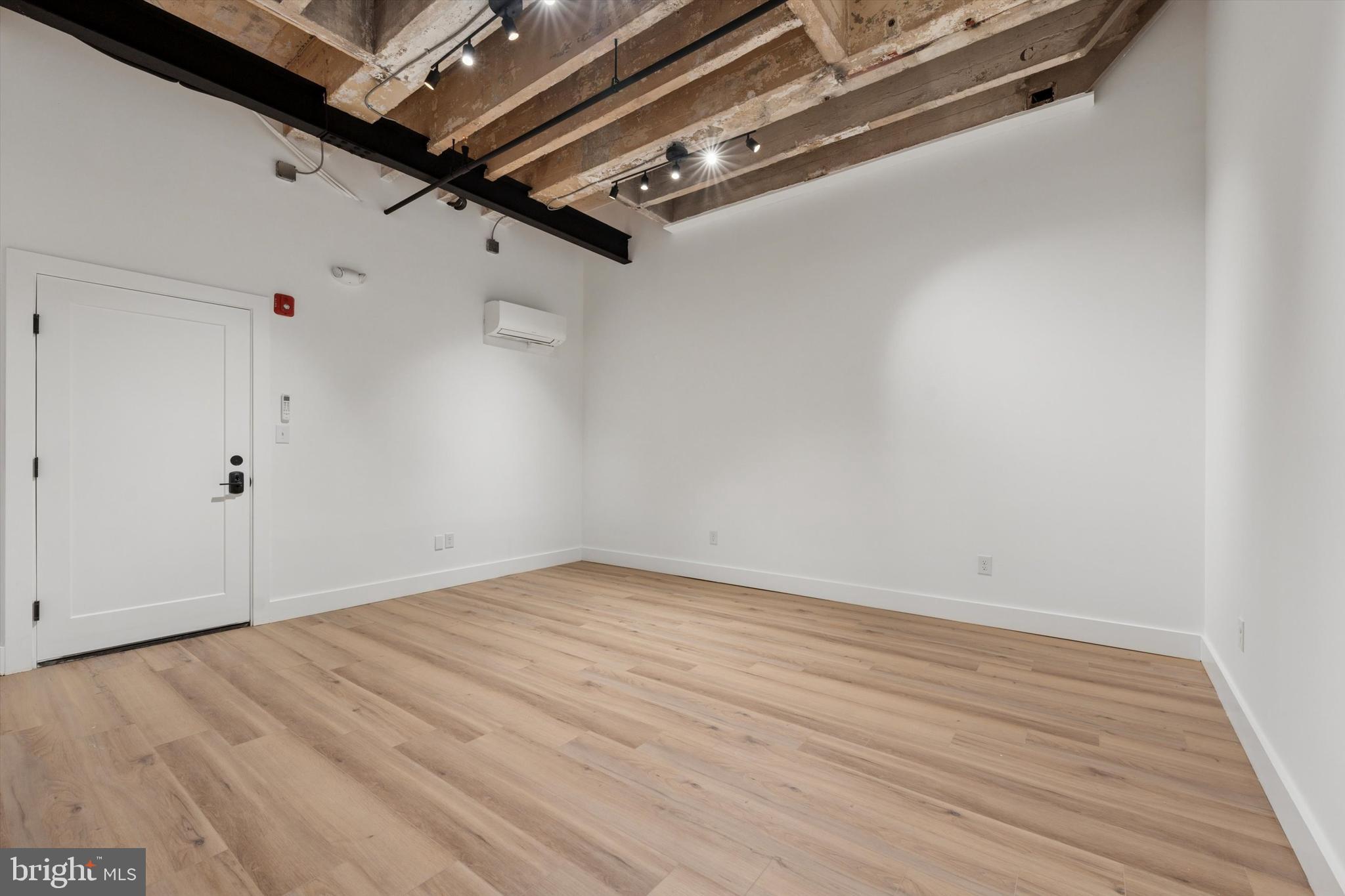 QUEEN VILLAGE - Commercial Lease