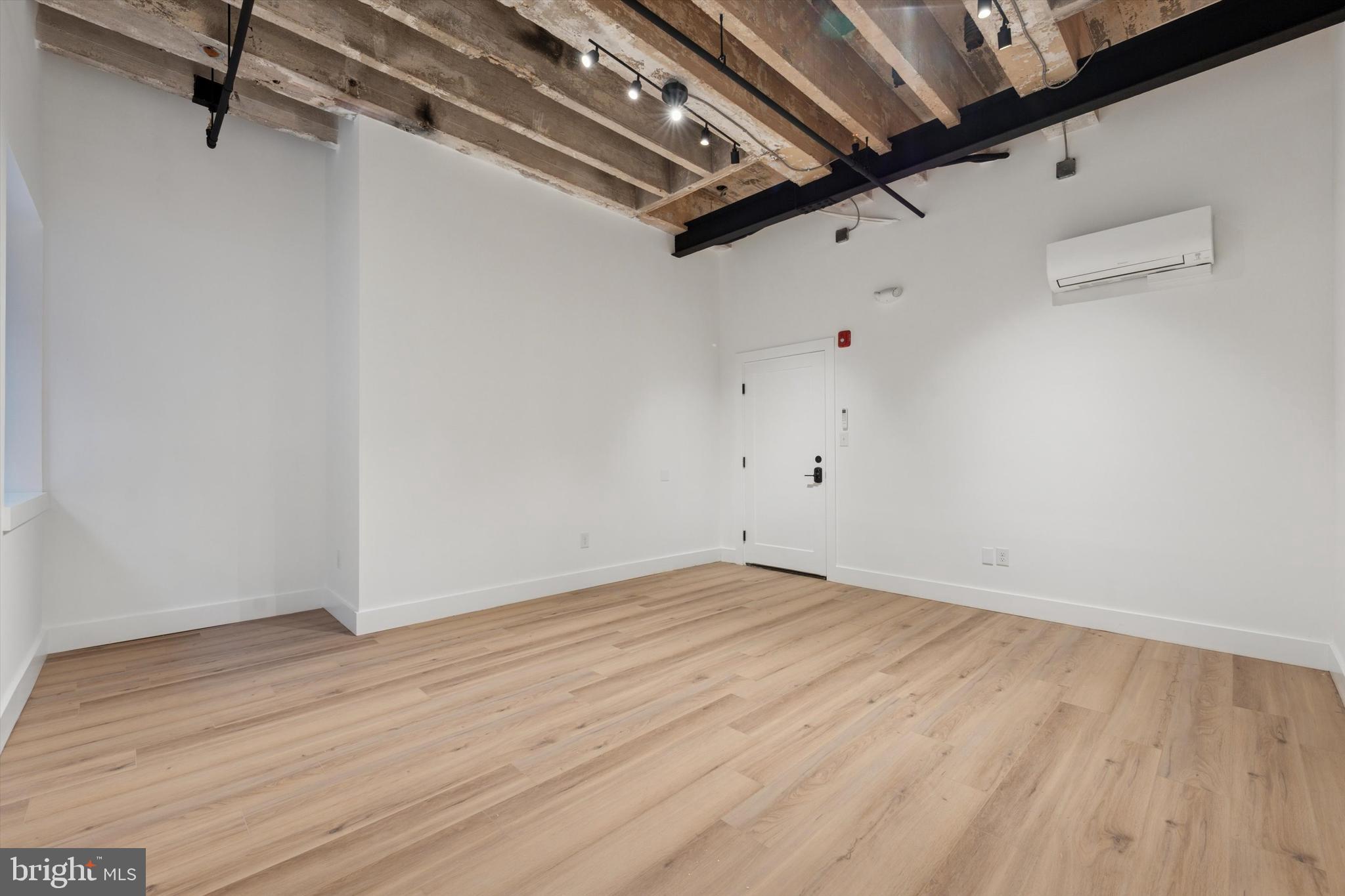 QUEEN VILLAGE - Commercial Lease