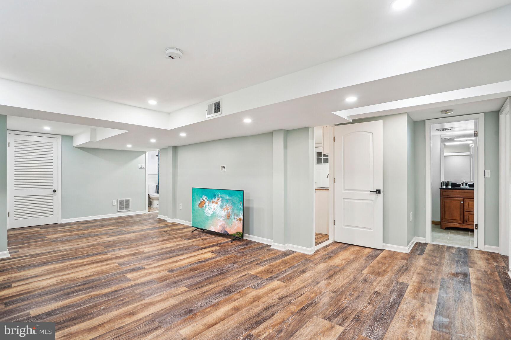 BROYHILL CREST - Residential Lease