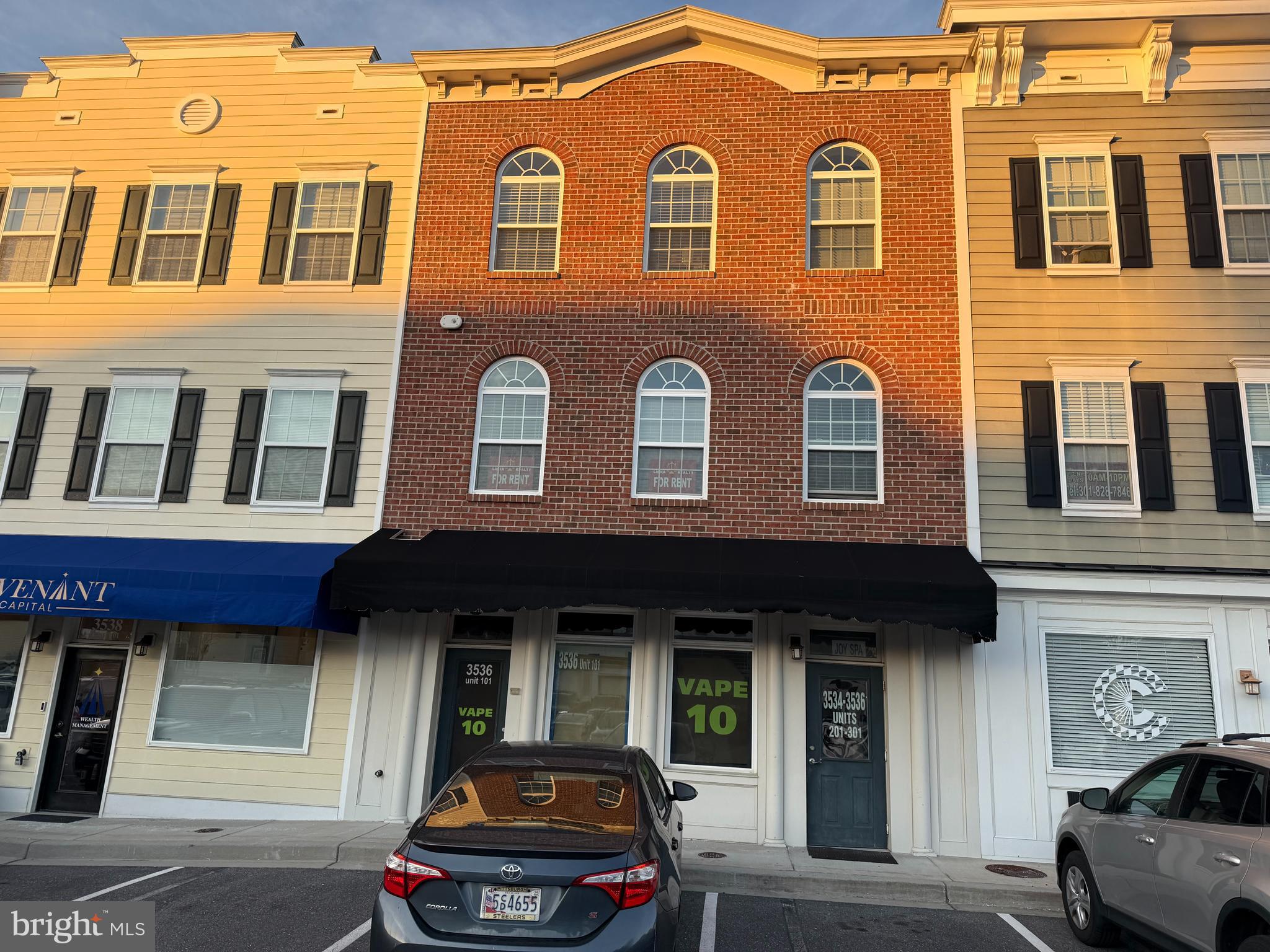 Nice one level interior unit commercial towhouse in Villages of Rubana town center. Good for small business. 900 SF with double door entrances. Free huge parking spaces. It can be used for office, retail, spa, class room. Closing to shopping center, bank, restaurant, I-270, Rd 355, 80. Prefer 3 years rent lease. Call listing agent and show.