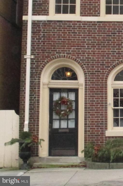 DOWNTOWN FLAT LOCATED IN THE BEAUTIFUL HISTORIC DISTRICT OF SALISBURY. DON'T MISS THE OPPORTUNITY TO CALL THIS FABULOUS APARTMENT HOME. THIS HOME FEATURES 10FT CEILINGS, GORGEOUS KITCHEN WITH GRANITE COUNTER TOPS, A MASTER SUITE WITH SITTING ROOM OR OFFICE, AS WELL AS CROWN MOLDING. THE EXTERIOR OF THIS HOME IS WALKING DISTANCE FROM ALL THE DOWNTOWN ATTRACTIONS AS WELL AS A SHORT WALK TO THE RIVER.