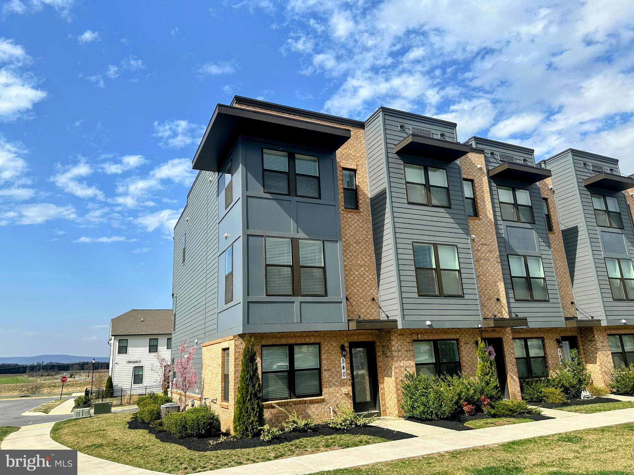 RENN QUARTER - Residential Lease