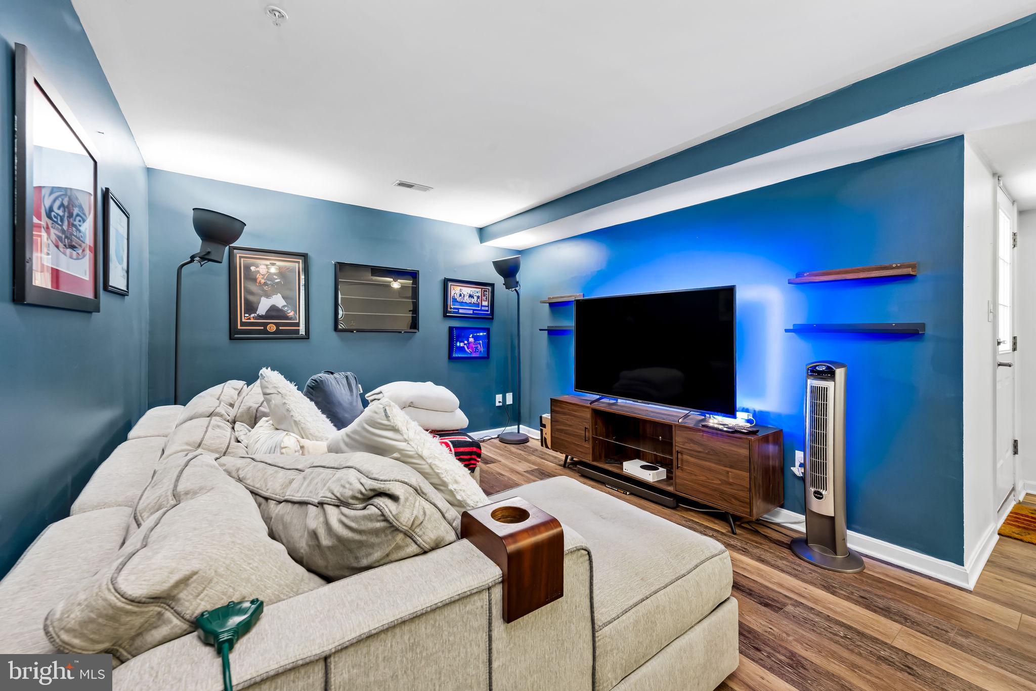 CONSTANT FRIENDSHIP - Residential