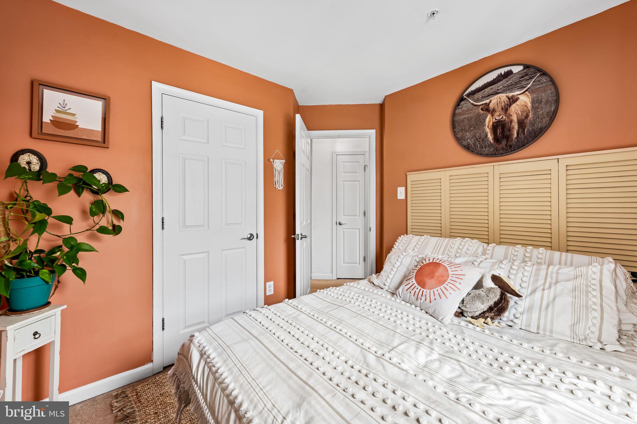 CONSTANT FRIENDSHIP - Residential