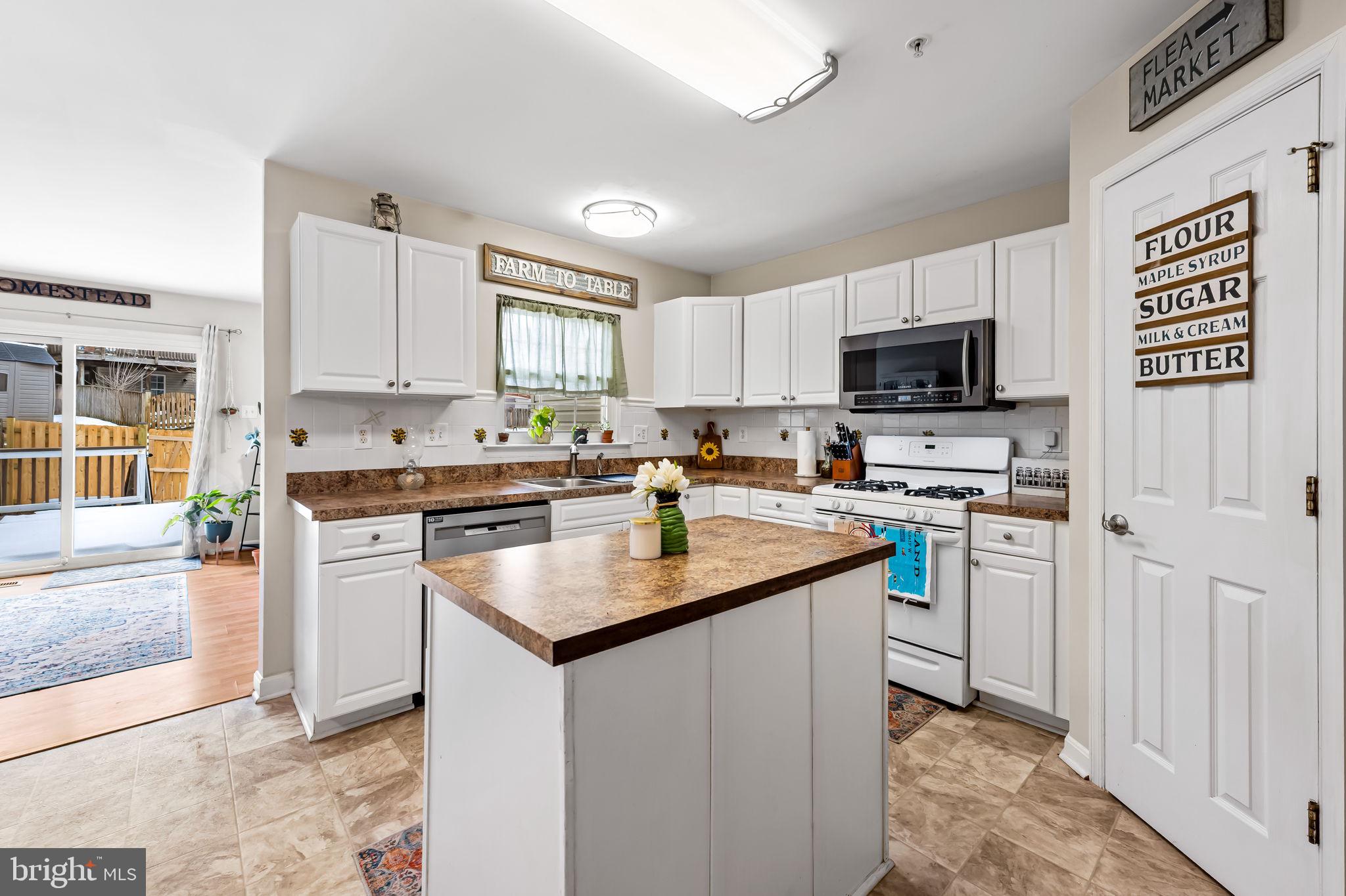 CONSTANT FRIENDSHIP - Residential