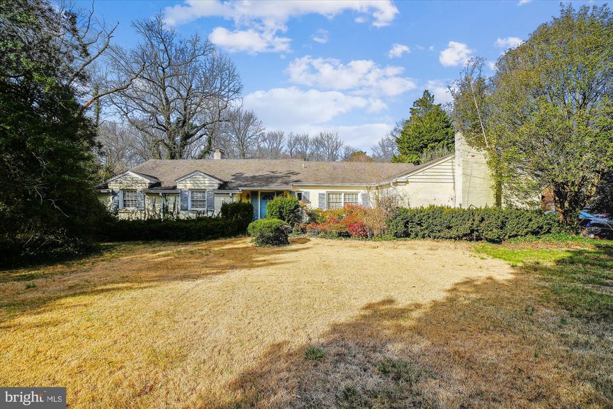 Beautiful, level lot just shy of 1/2 acre in22308....Just outside the front door and across West Boulevard is the Mount Vernon Trail....Quick access to the George Washington Parkway and Old Town Alexandria.....Unique opportunity to build a custom home in a spectacular setting...Public water, public sewer...Sorry, no plat available....