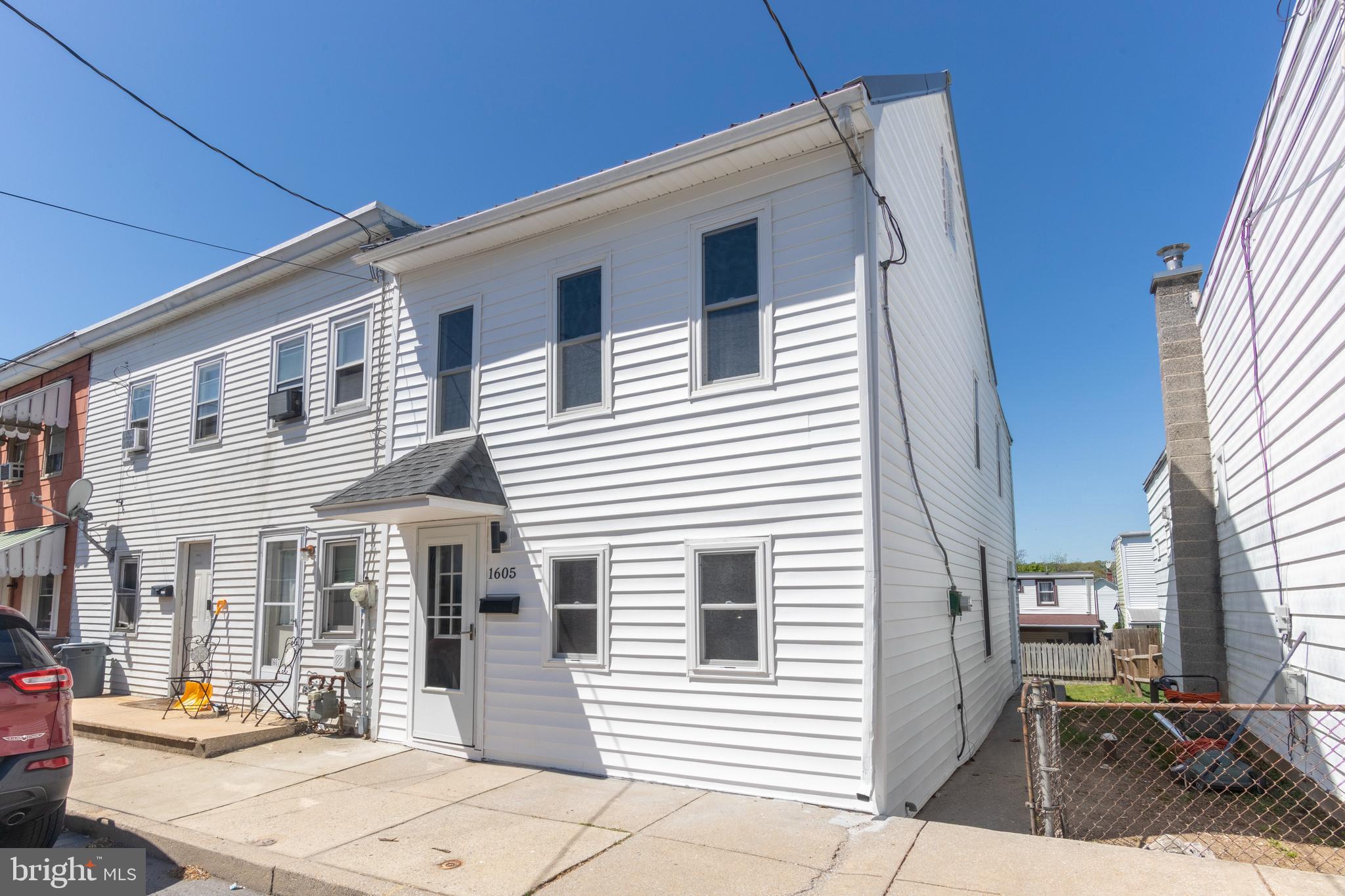 1605 CENTER STREET