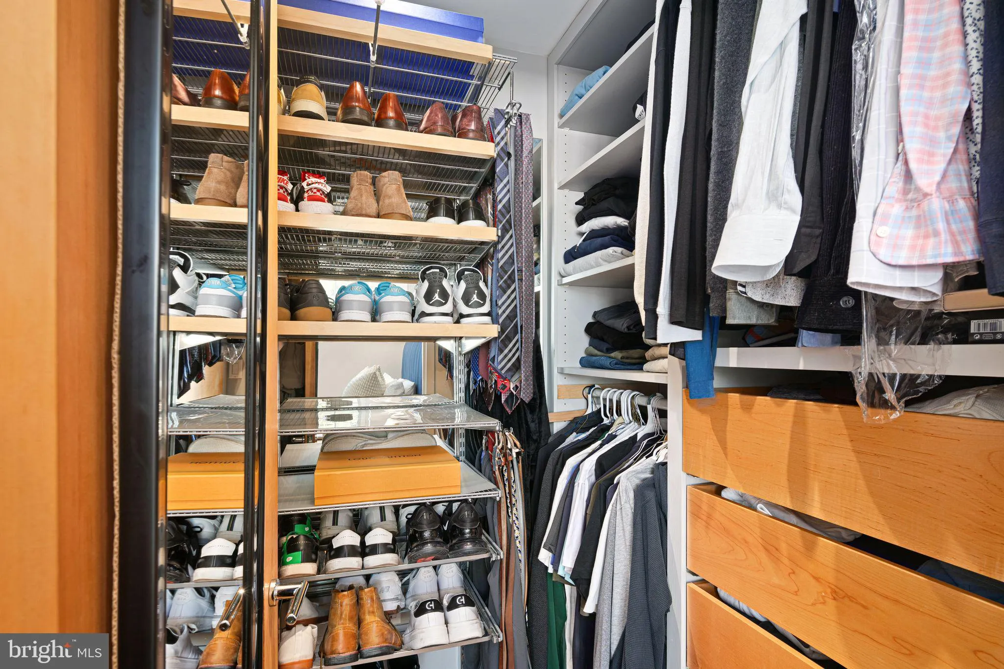 Philadelphia, Pennsylvania 19130, United States, 4 Bedrooms Bedrooms, ,3 BathroomsBathrooms,Residential,Pending,132604