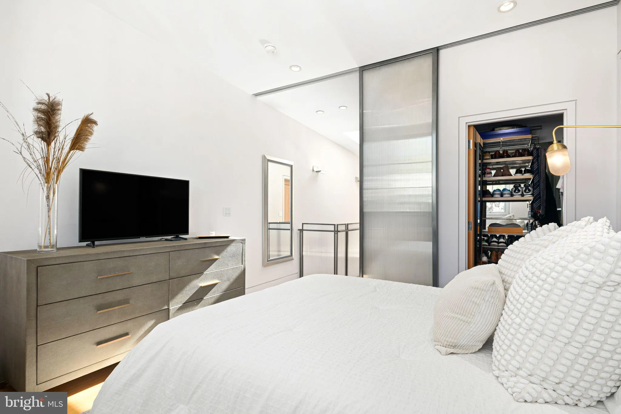 Philadelphia, Pennsylvania 19130, United States, 4 Bedrooms Bedrooms, ,3 BathroomsBathrooms,Residential,Pending,132604