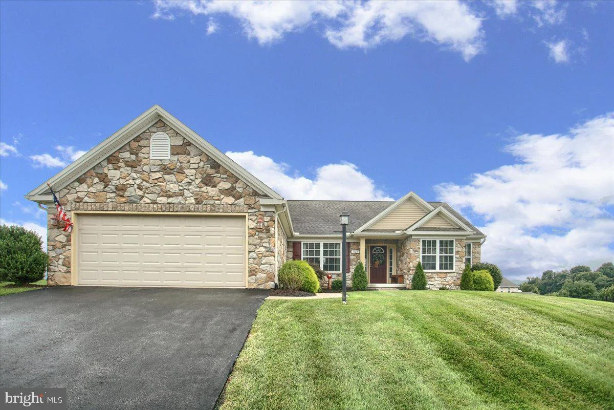 326 Woodbridge Drive, Etters, PA 17319