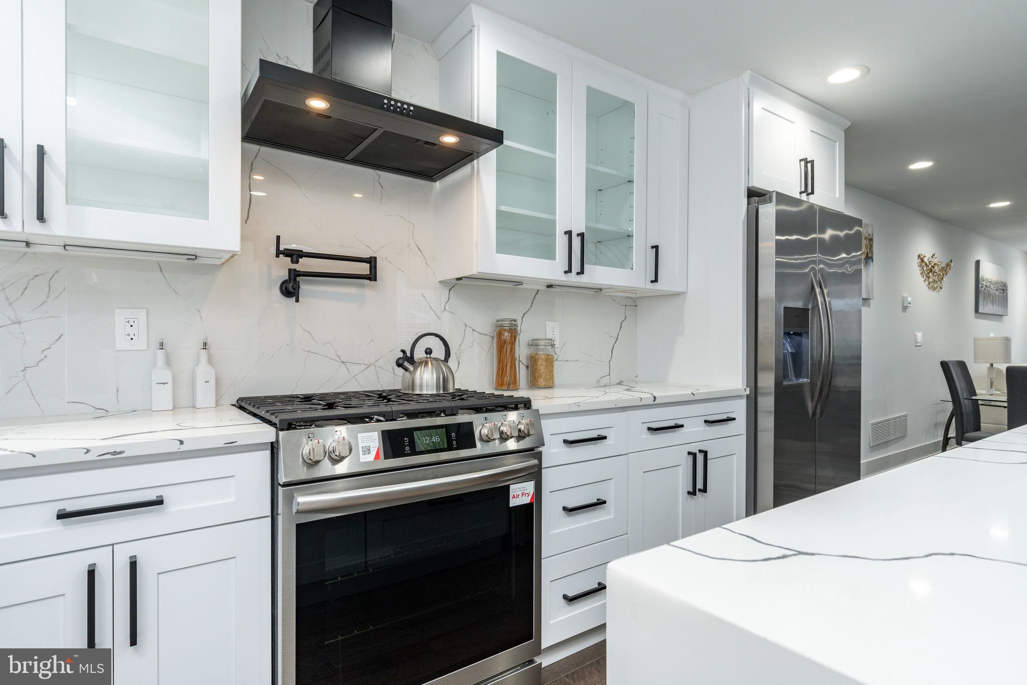 PORT RICHMOND - Residential Lease