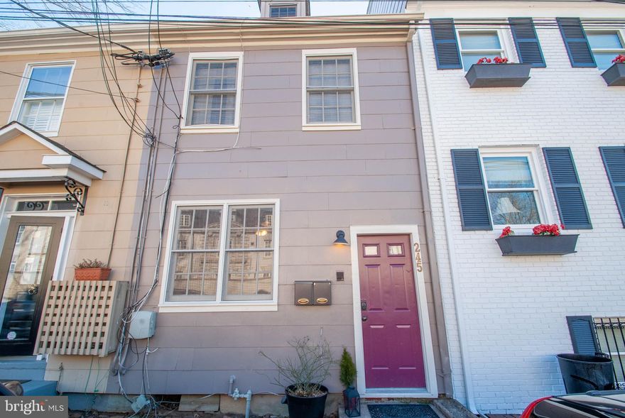 First floor is vacant. Good tenants upstairs and need to have confirmed appointment.