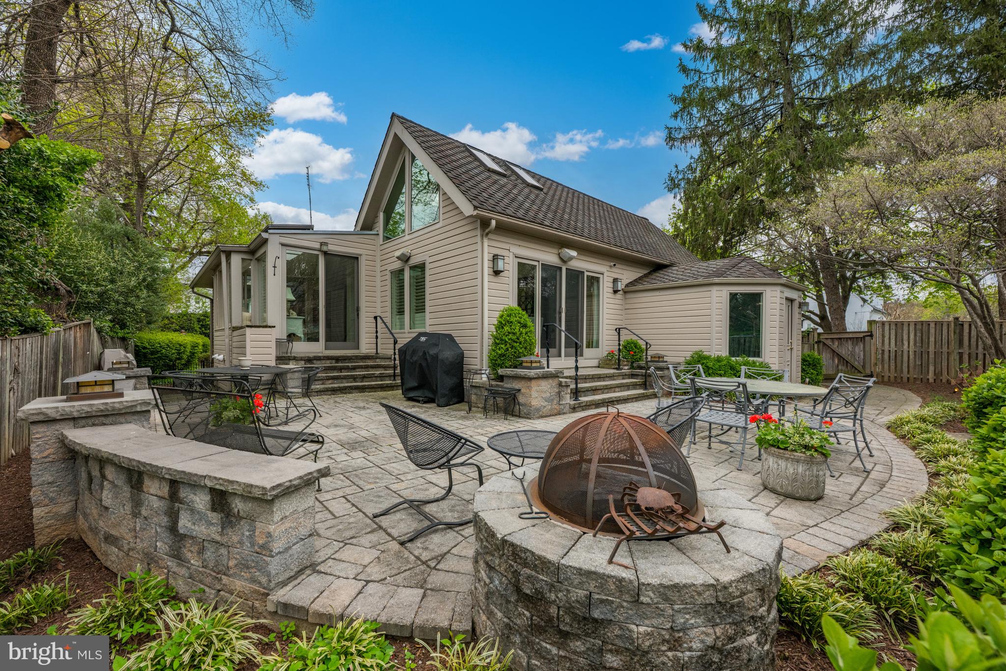 CHEVY CHASE HILLS - Residential